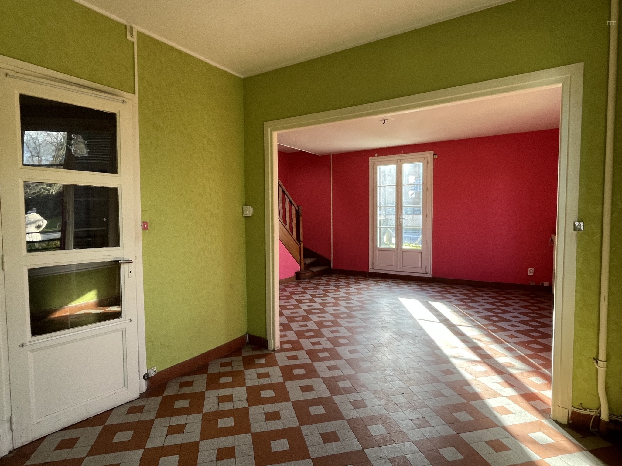 En plein coeur d'une ville commerçante. Cette maison en briques vous offre une habitation lumineuse avec son s — photo 7