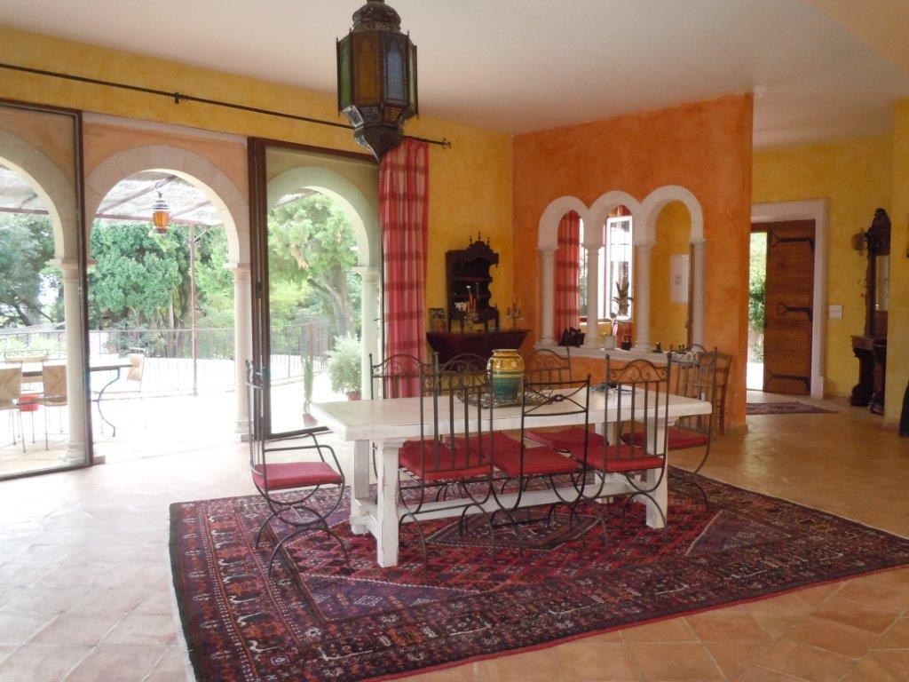 Villa à vendre à Nimes, 409 m², 8 pièces – photo 2 sur 8
