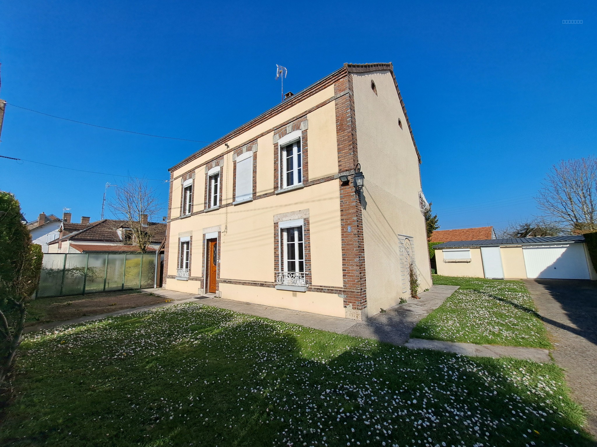Bien immobilier à vendre à Maizieres la grande paroisse, 137 m², 6 pièces – photo 1 sur 19