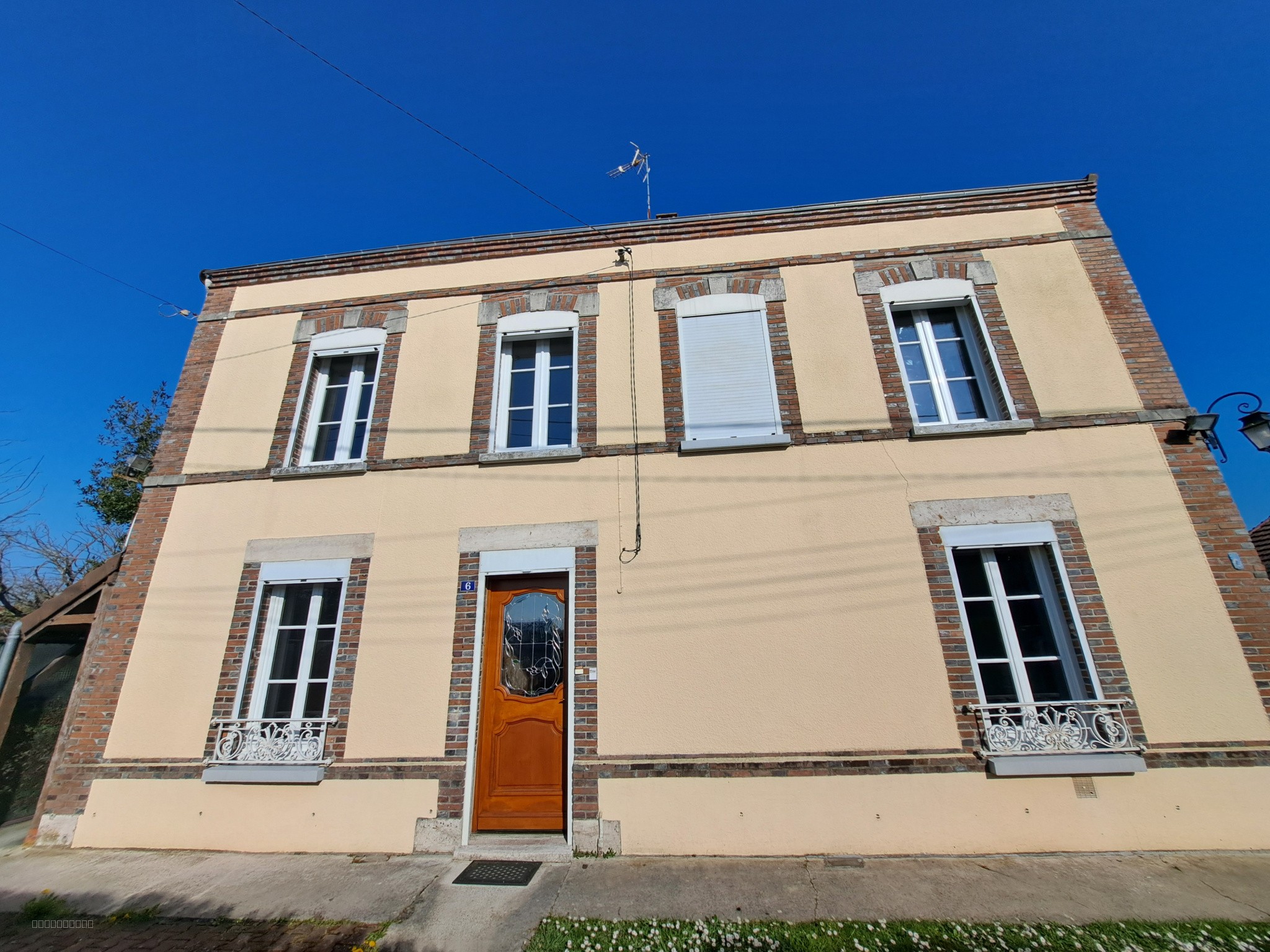 Bien immobilier à vendre à Maizieres la grande paroisse, 137 m², 6 pièces – photo 2 sur 19