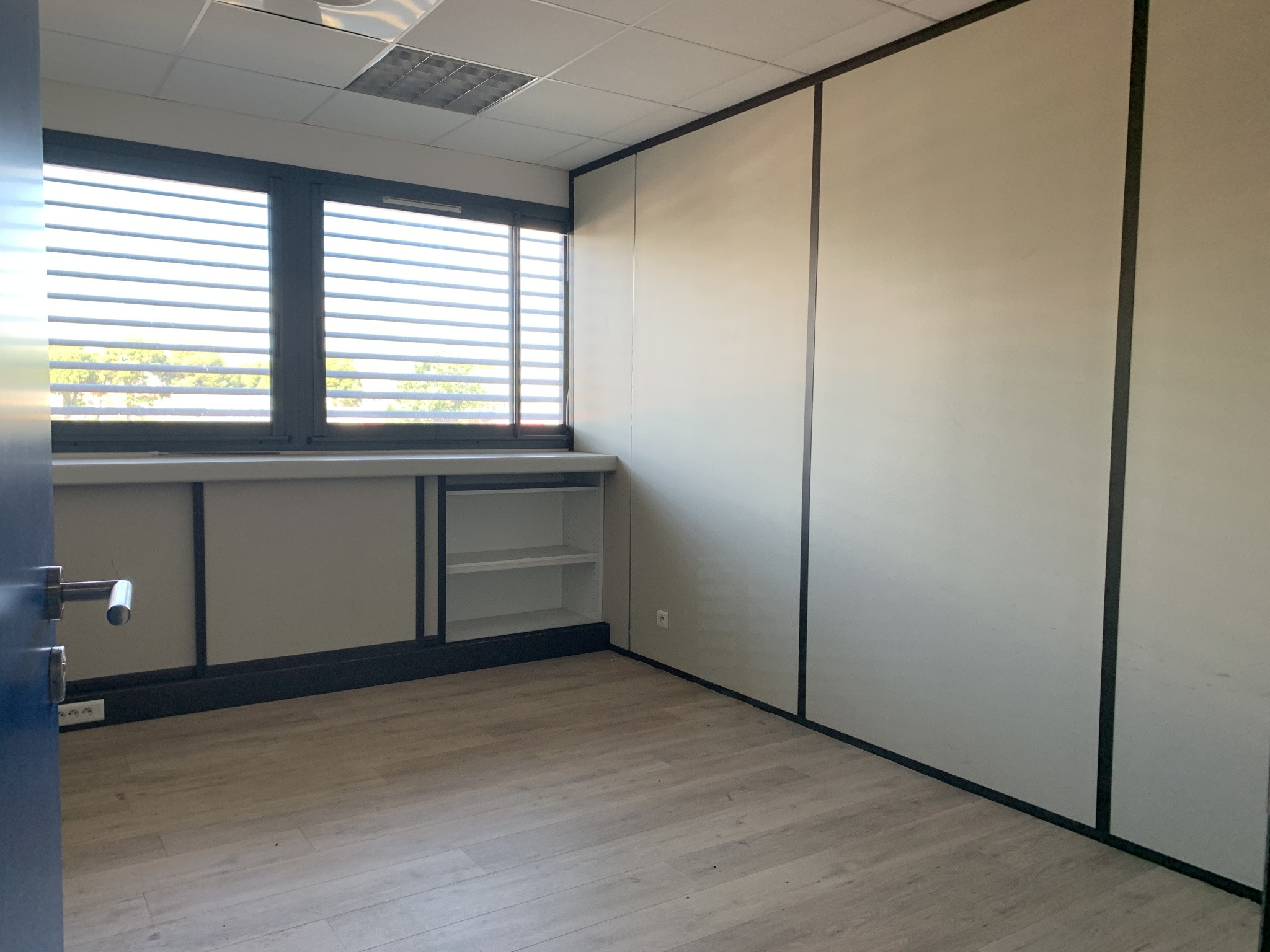 UN ENSEMBLE DE BUREAUX, EN BAIL PRECAIRE, A PERPIGNAN SUD — photo 6