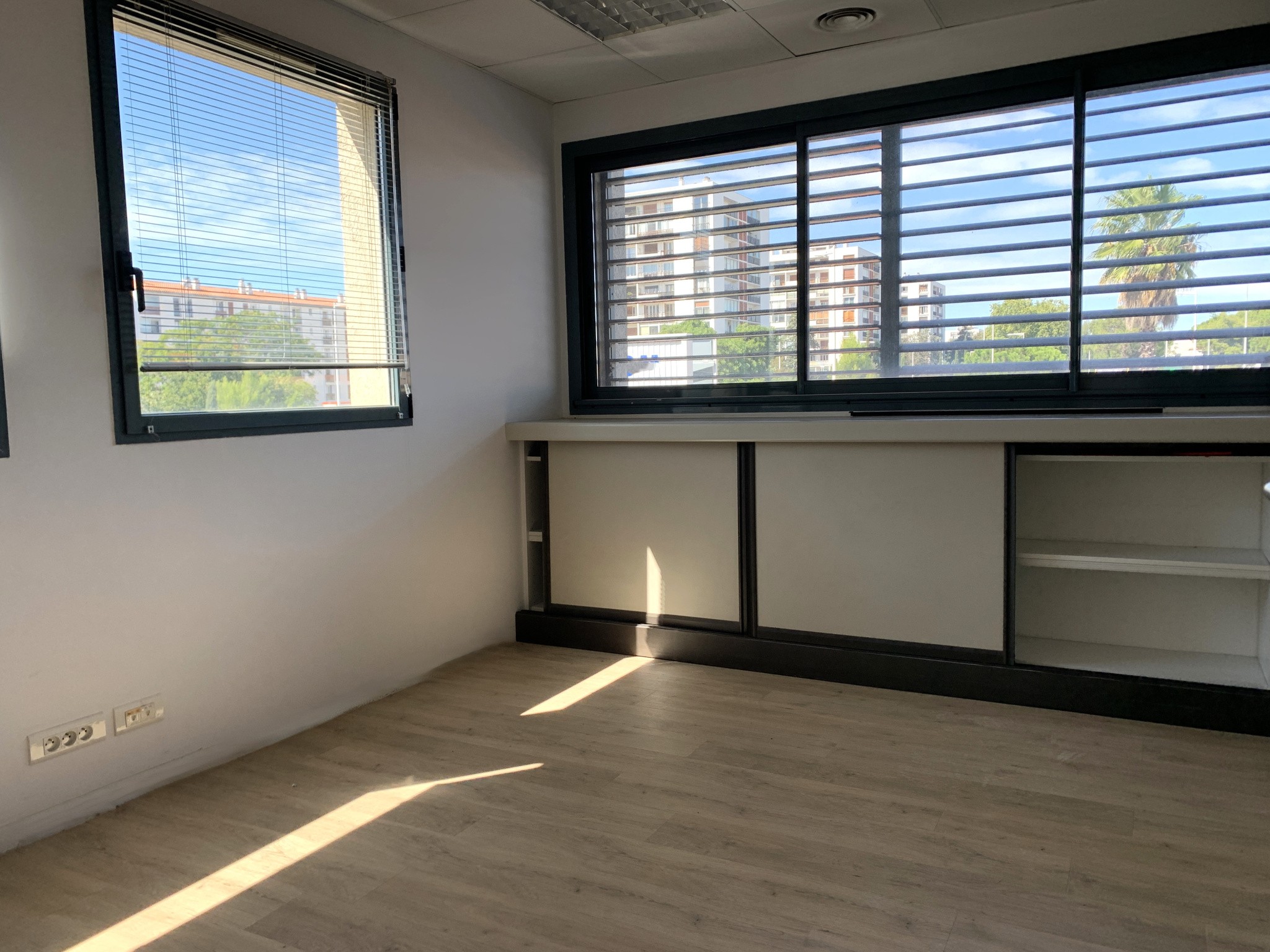 UN ENSEMBLE DE BUREAUX, EN BAIL PRECAIRE, A PERPIGNAN SUD — photo 2