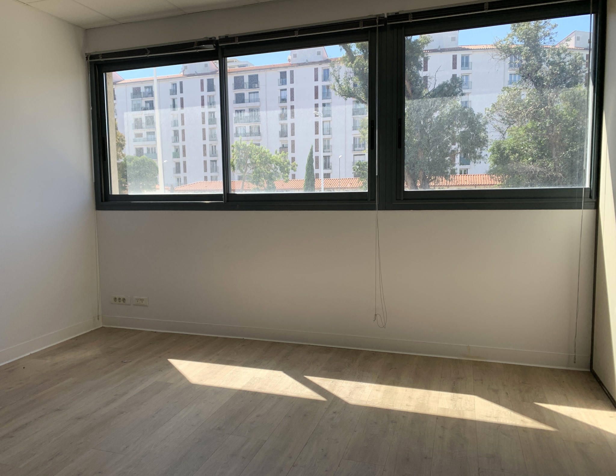UN ENSEMBLE DE BUREAUX, EN BAIL PRECAIRE, A PERPIGNAN SUD — photo 3
