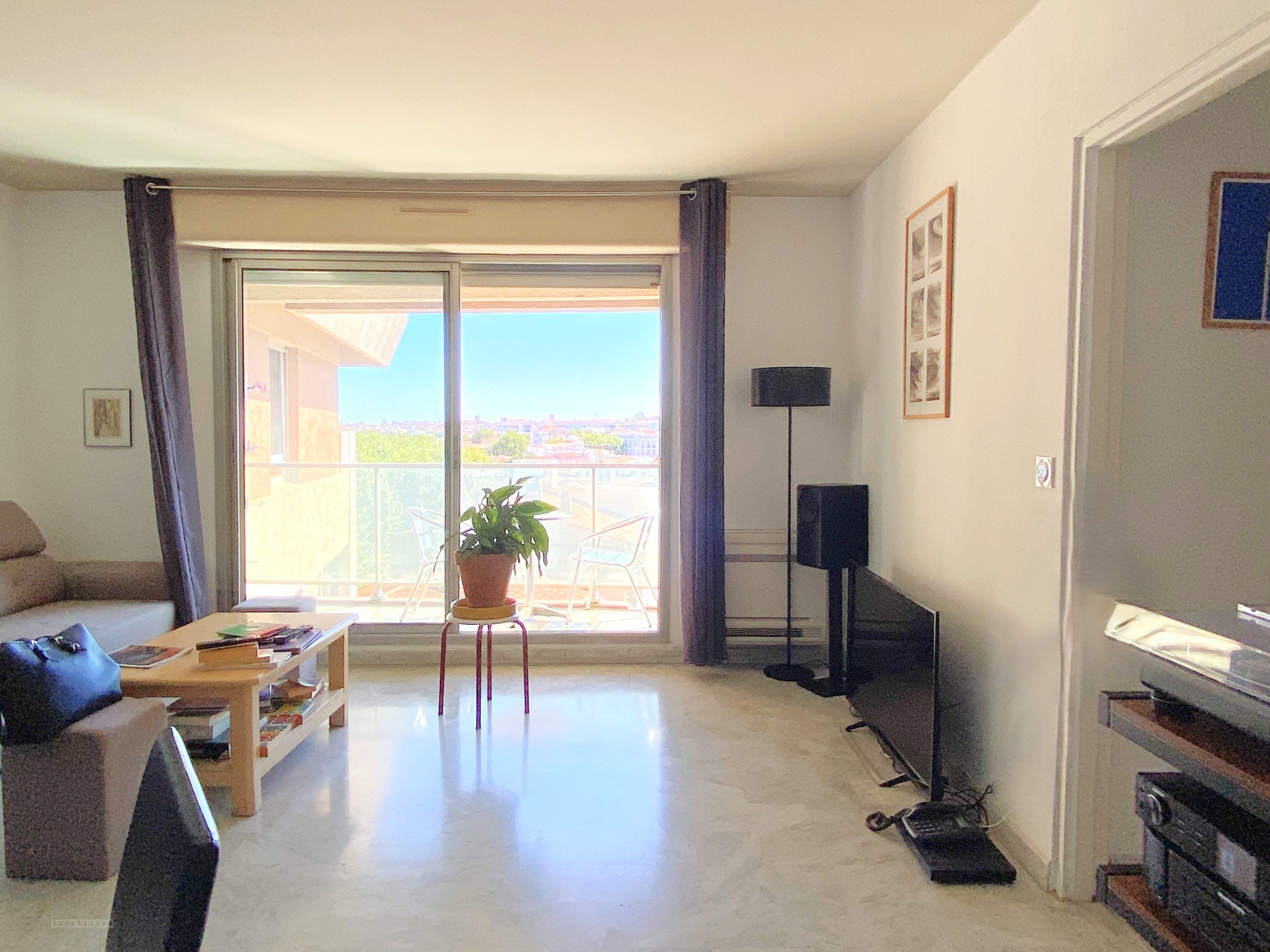 UN APPARTEMENT AU DERNIER ETAGE, AVEC TERRASSE ET GARAGE, A PERPIGNAN — photo 2