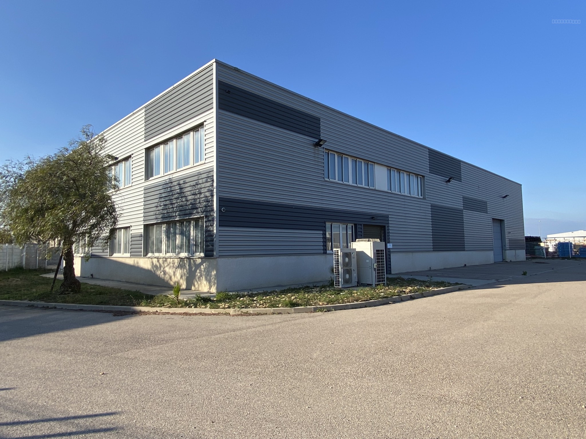 Bien immobilier à vendre à Perpignan, 860 m² – photo 1 sur 18