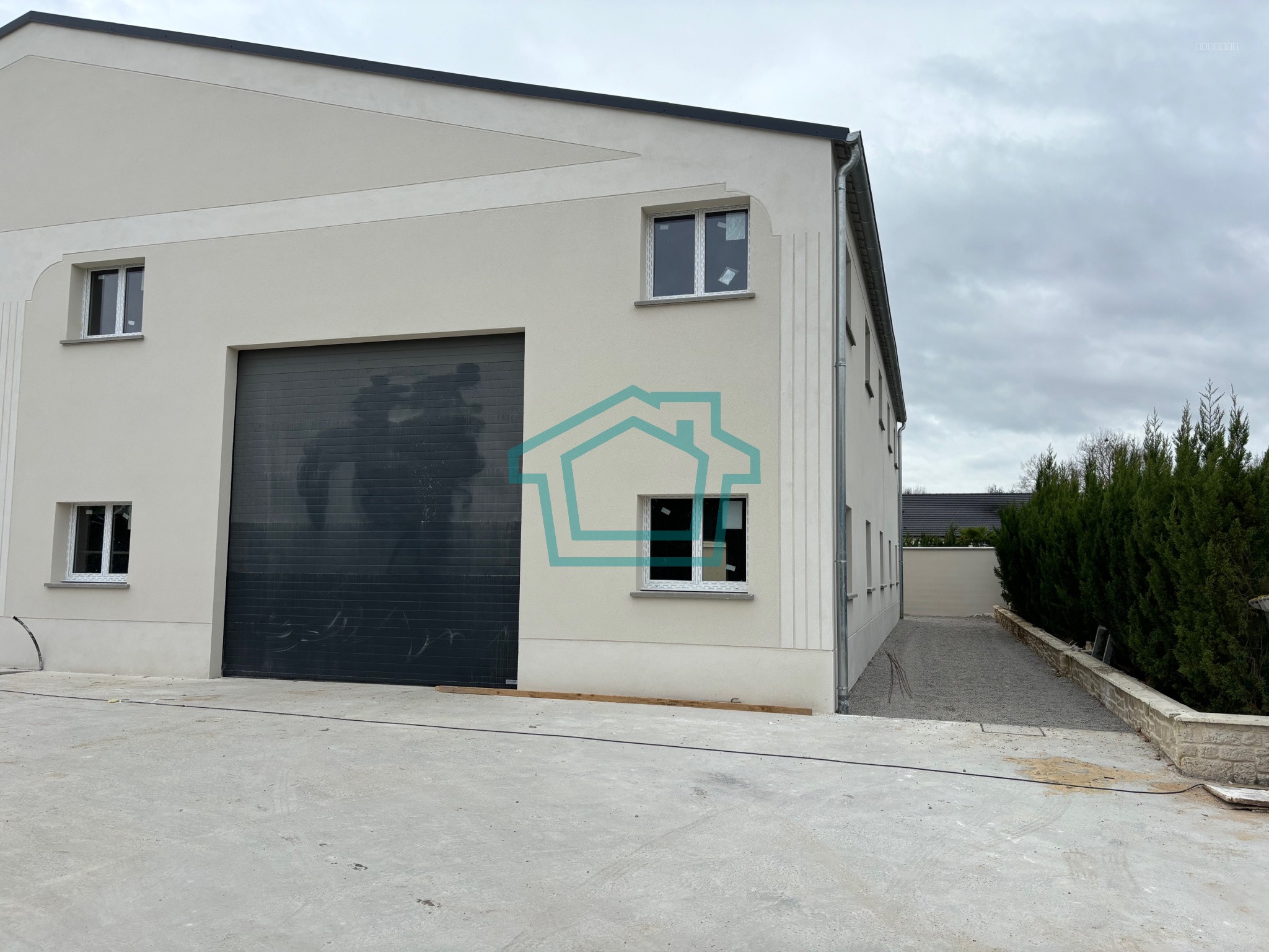 Entrepôt à louer à Garancieres, 300 m² – photo 1 sur 8