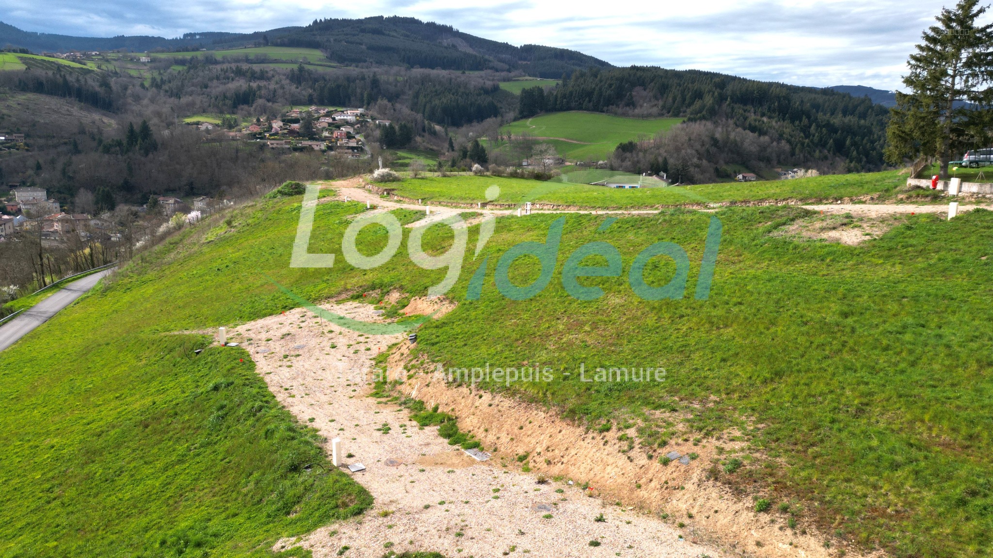 Bien immobilier à vendre à Lamure sur azergues, 700 m² – photo 1 sur 5