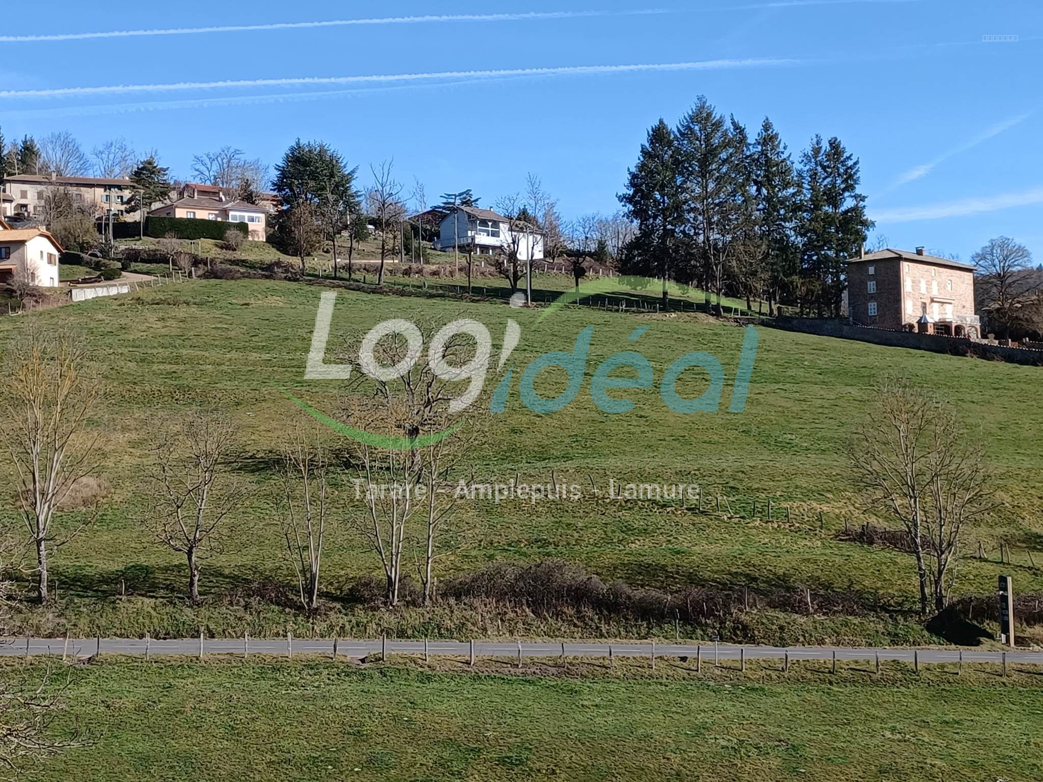 Bien immobilier à vendre à Grandris, 26 003 m² – photo 1 sur 2