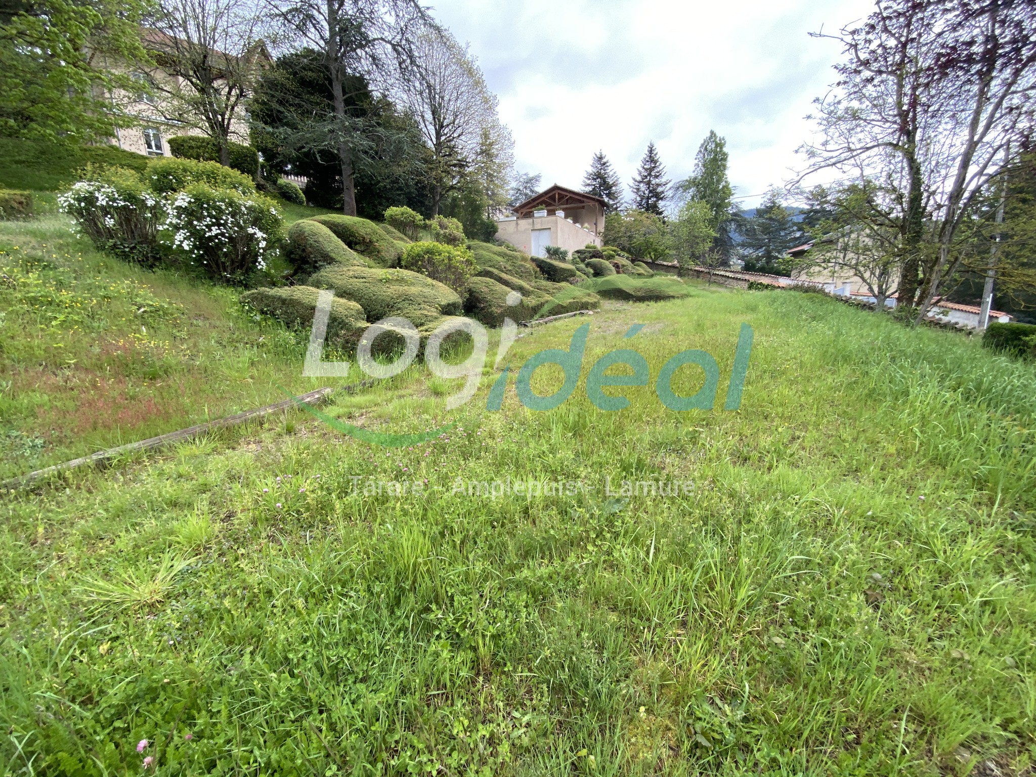 Bien immobilier à vendre à Tarare, 1 070 m² – photo 1 sur 5