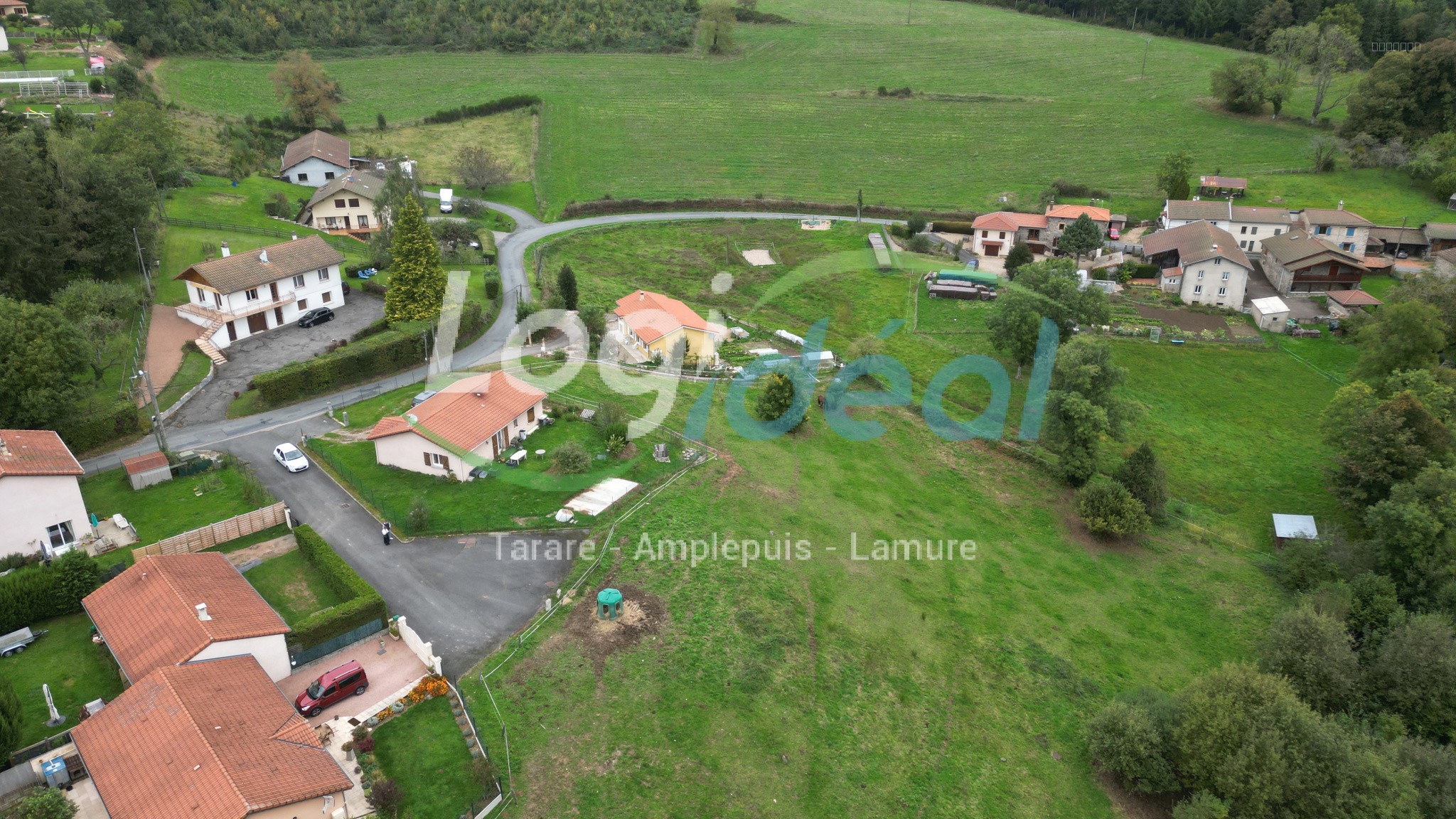 Bien immobilier à vendre à Poule les echarmeaux, 2 475 m² – photo 1 sur 3
