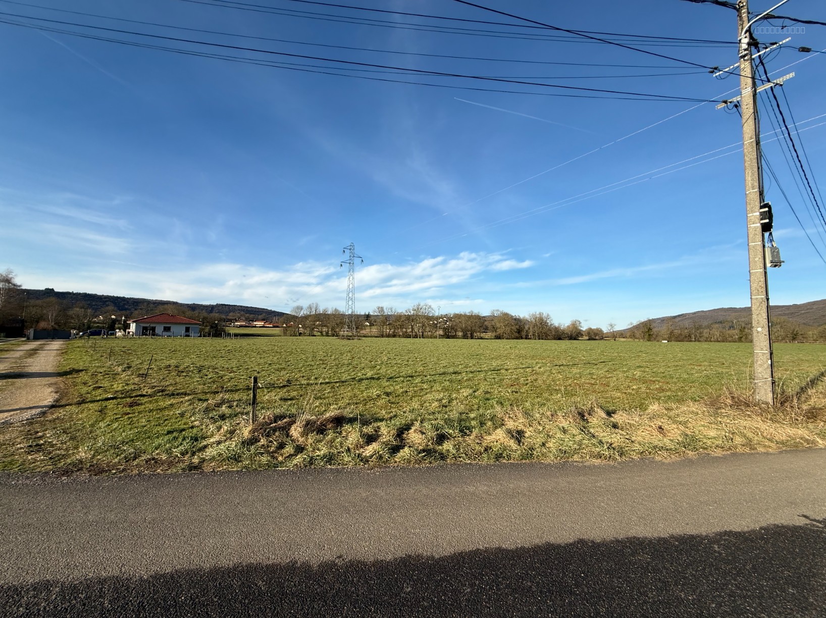 Bien immobilier à vendre à Simandre sur suran, 1 792 m² – photo 1 sur 3