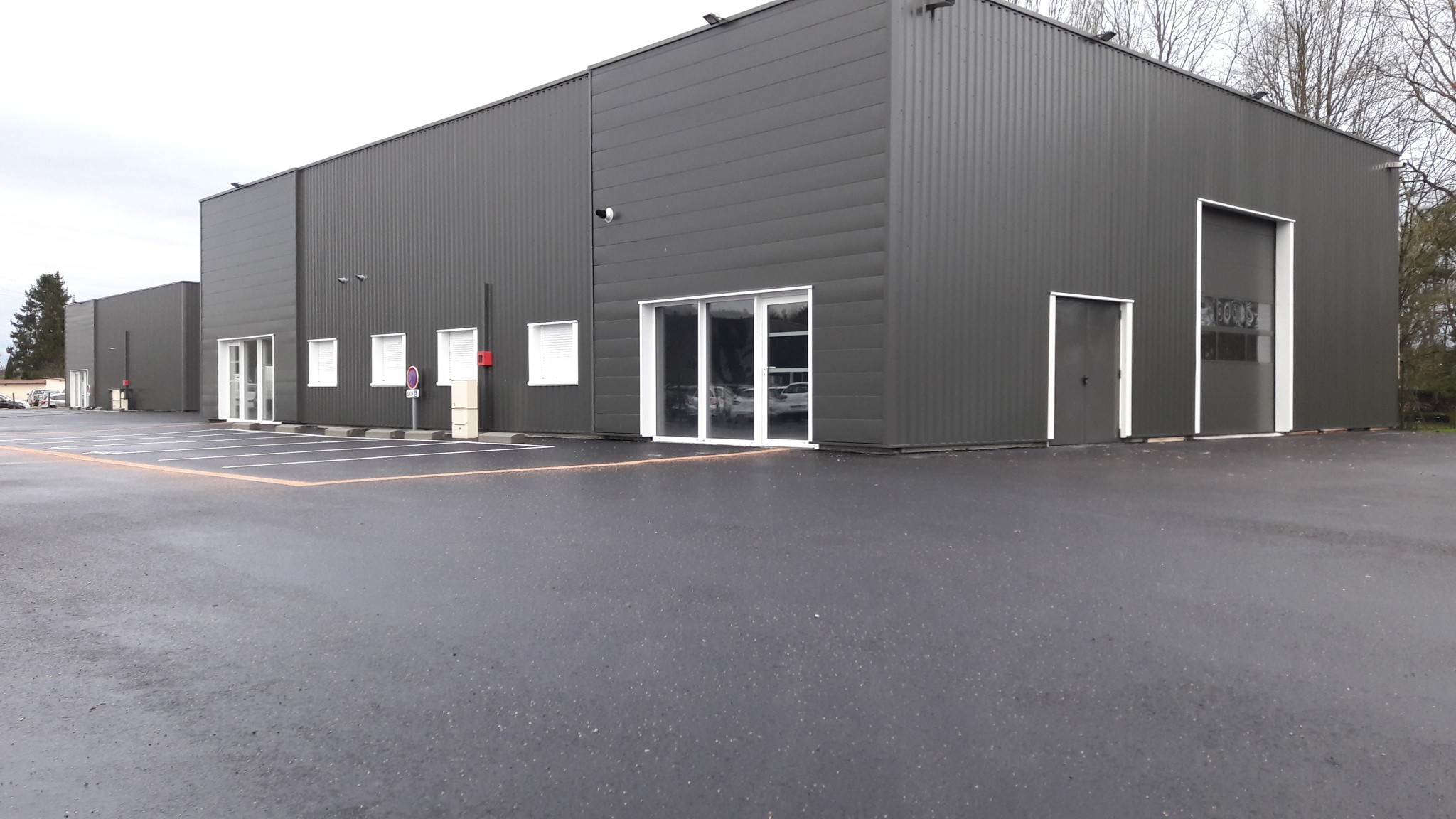 Bien immobilier à louer à Viriat, 420 m² – photo 1 sur 4