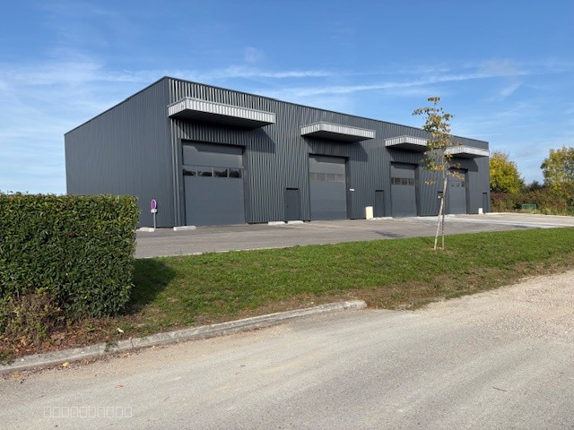 Local commercial à louer à Peronnas, 150 m² – photo 2 sur 7