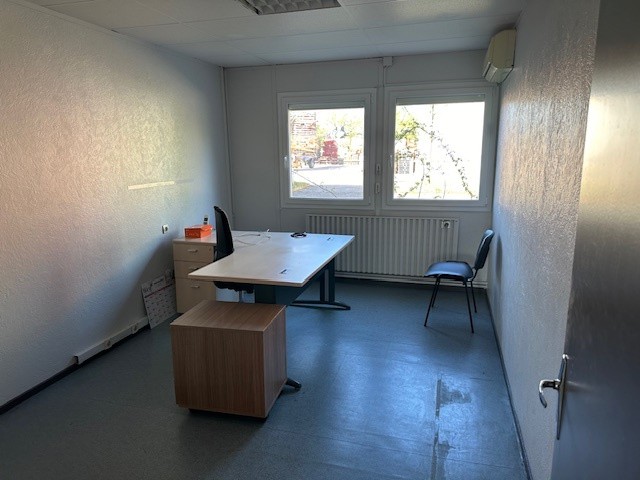 Bien immobilier à louer à Viriat, 250 m² – photo 3 sur 11