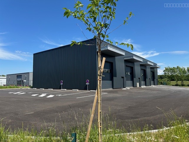 Local commercial à louer à Peronnas, 150 m² – photo 1 sur 7