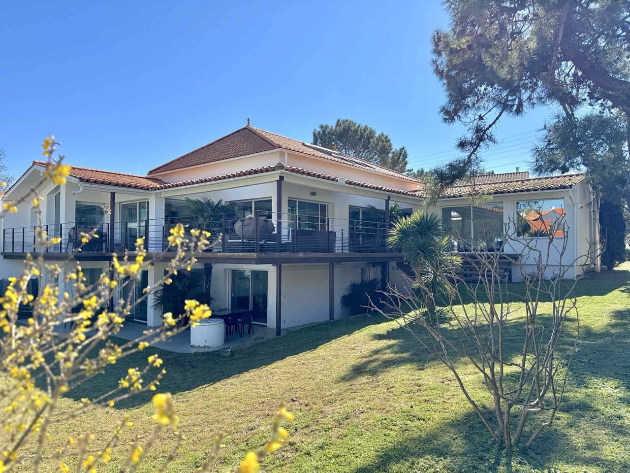 Villa à vendre à La tranche sur mer, 235 m², 11 pièces – photo 1 sur 13