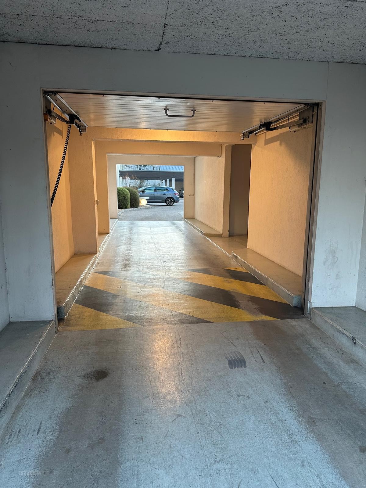 Parking / Box à louer à Chatellerault, 1 200 m² – photo 2 sur 4