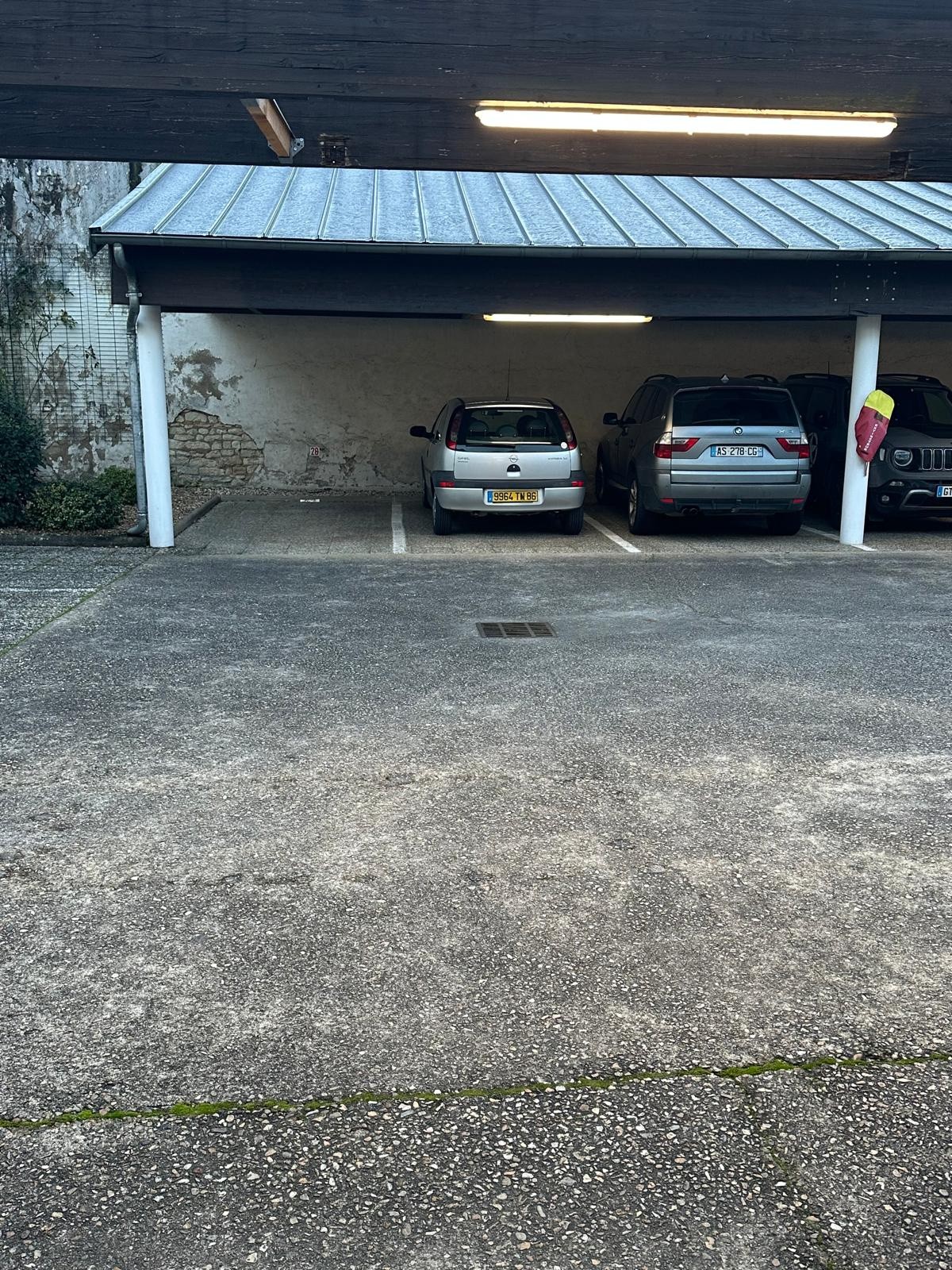 Parking / Box à louer à Chatellerault, 1 200 m² – photo 1 sur 4