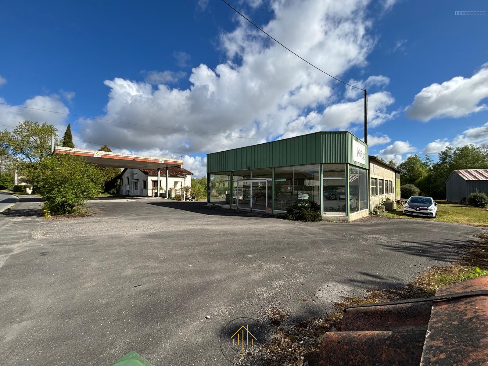 Bien immobilier à vendre à Aigre, 30 m², 9 pièces – photo 1 sur 20