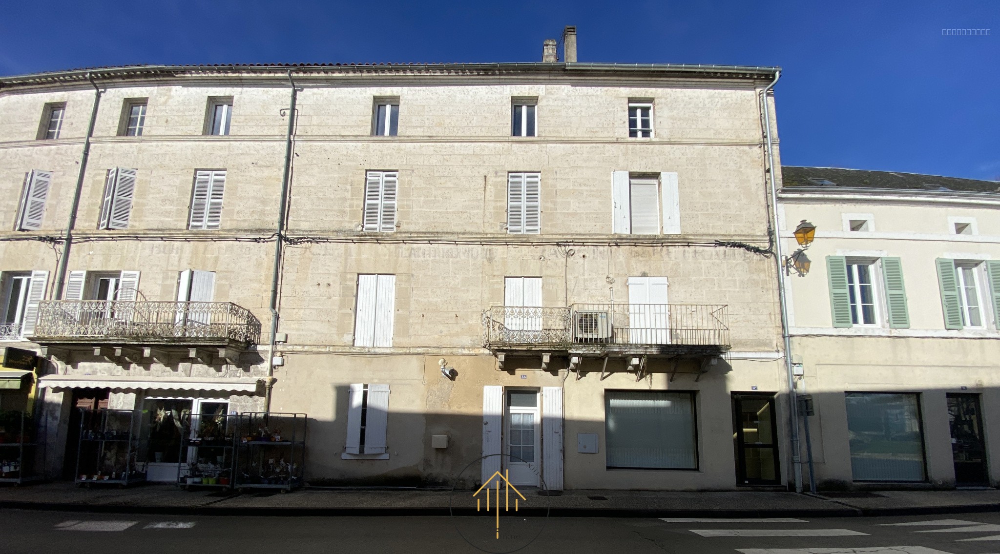 Maison à vendre à Chalais, 1 300 m², 4 pièces – photo 1 sur 10