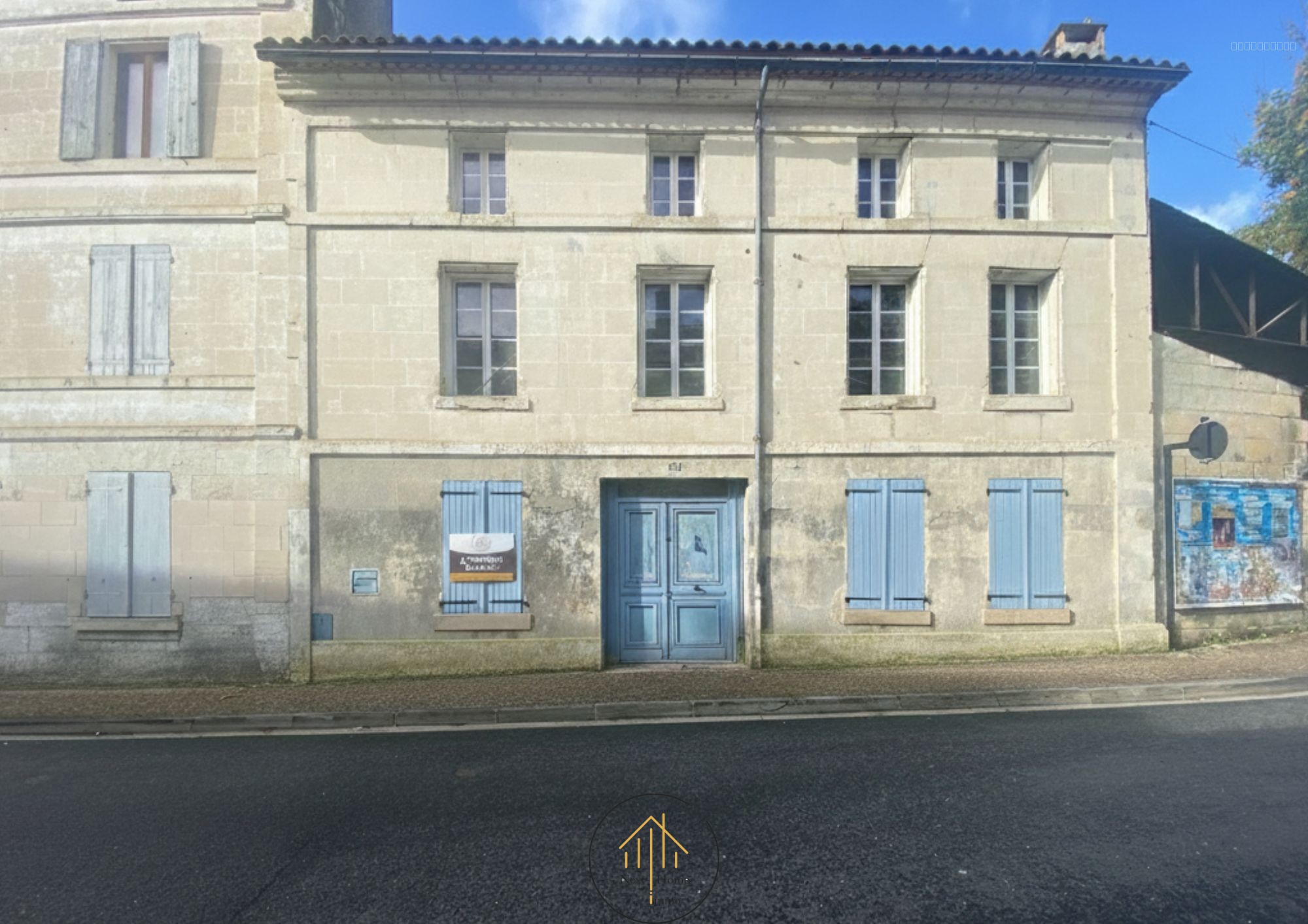 Maison à vendre à Chalais, 1 400 m², 4 pièces – photo 1 sur 16