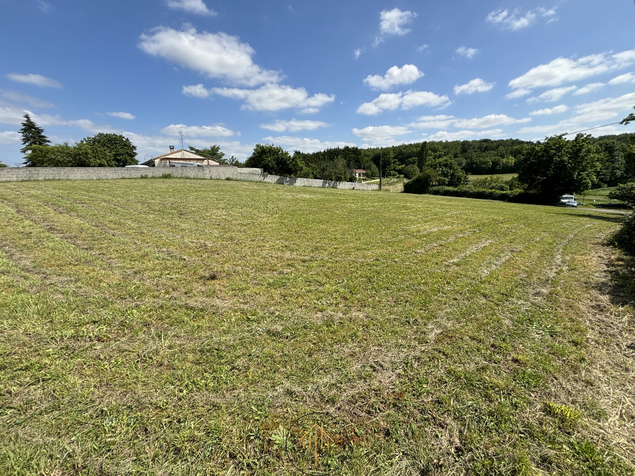 Bien immobilier à vendre à Chateauneuf sur charente, 760 m² – photo 1 sur 2