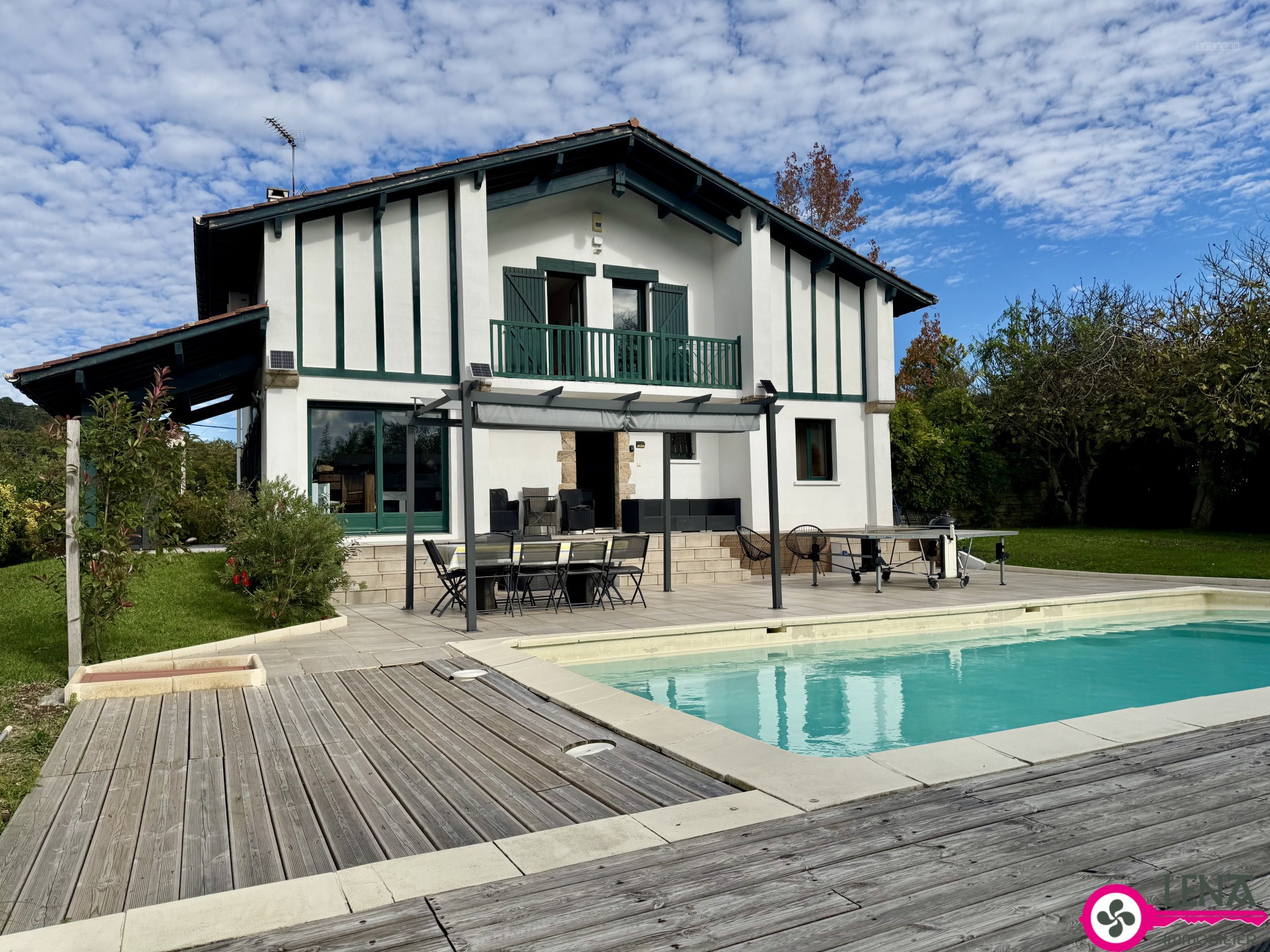Bien immobilier à vendre à Urrugne, 226 m², 7 pièces – photo 1 sur 19