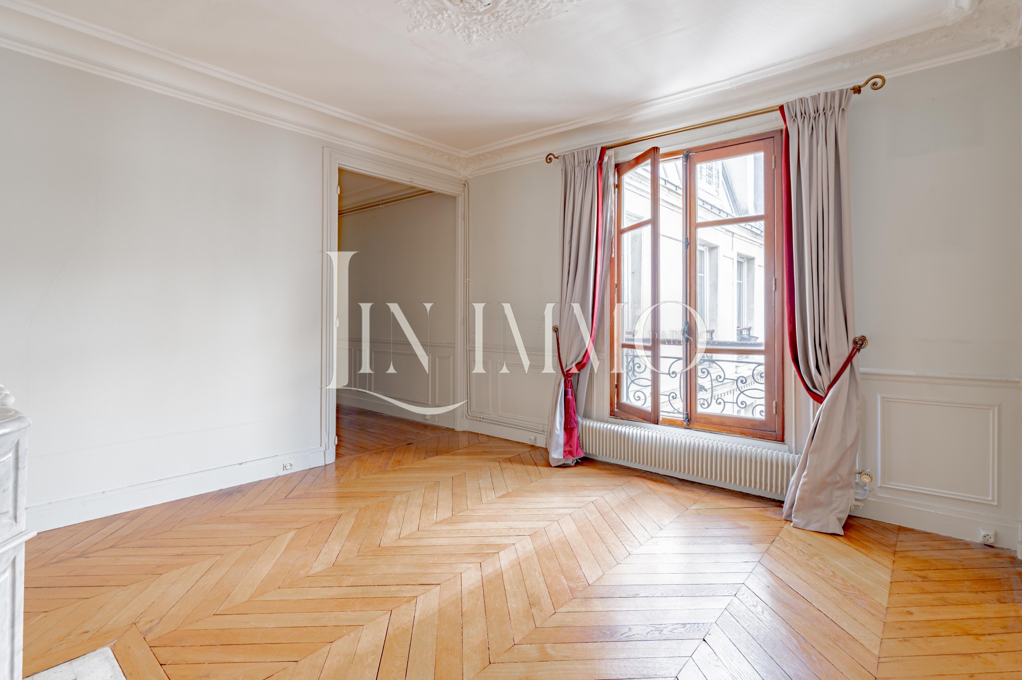 Charme et Élégance à 2 pas de la rue des martyrs    Appartement Haussmannien à Vendre — photo 3