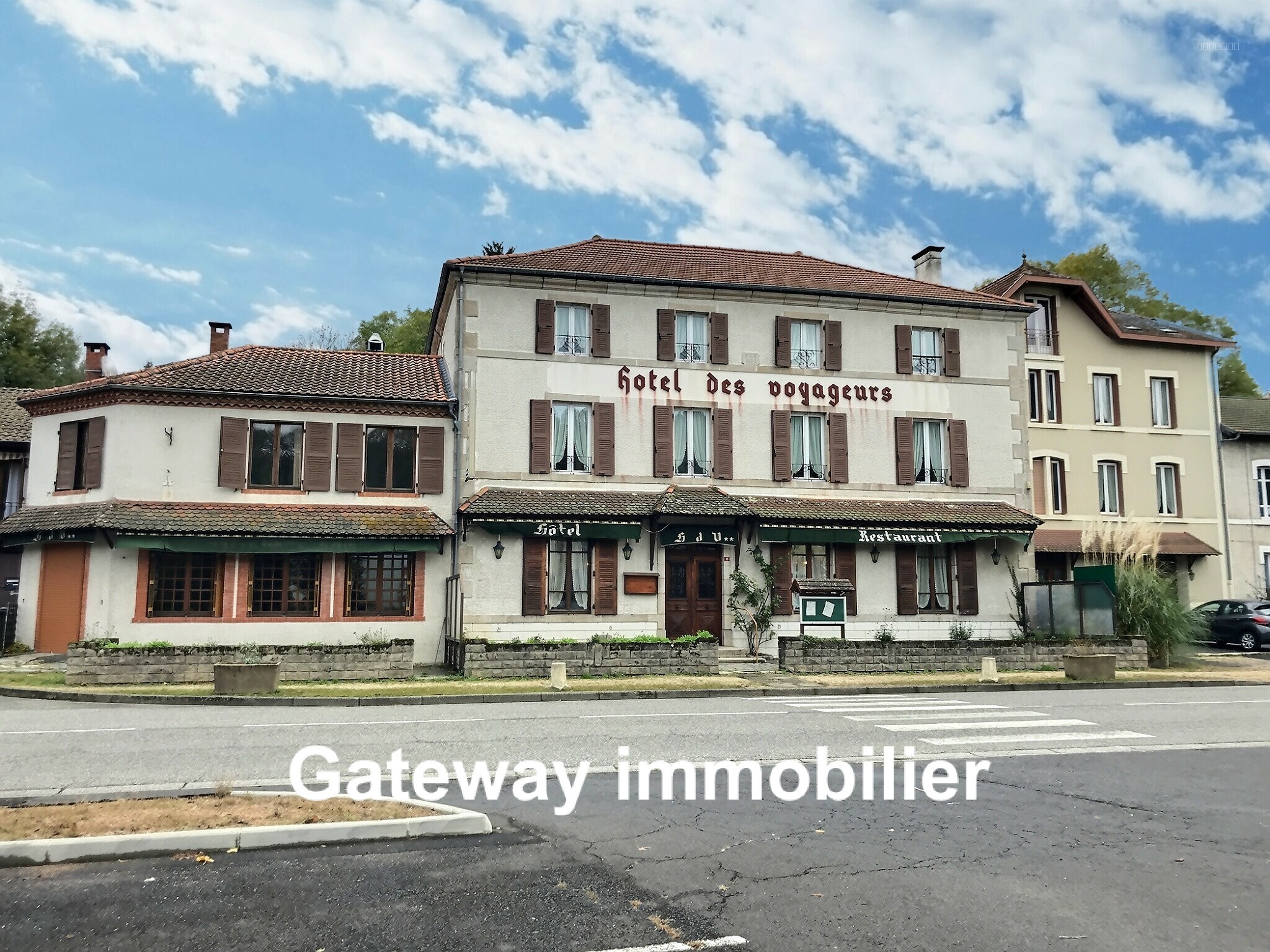 Bien immobilier à vendre à Vertolaye, 924 m² – photo 1 sur 15