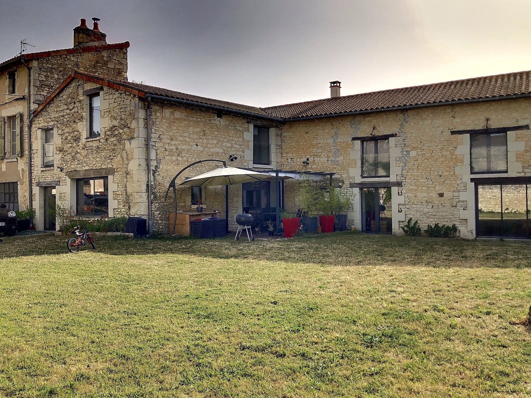 Propriété en hyper centre ville, au calme avec jardin et garages — photo 4
