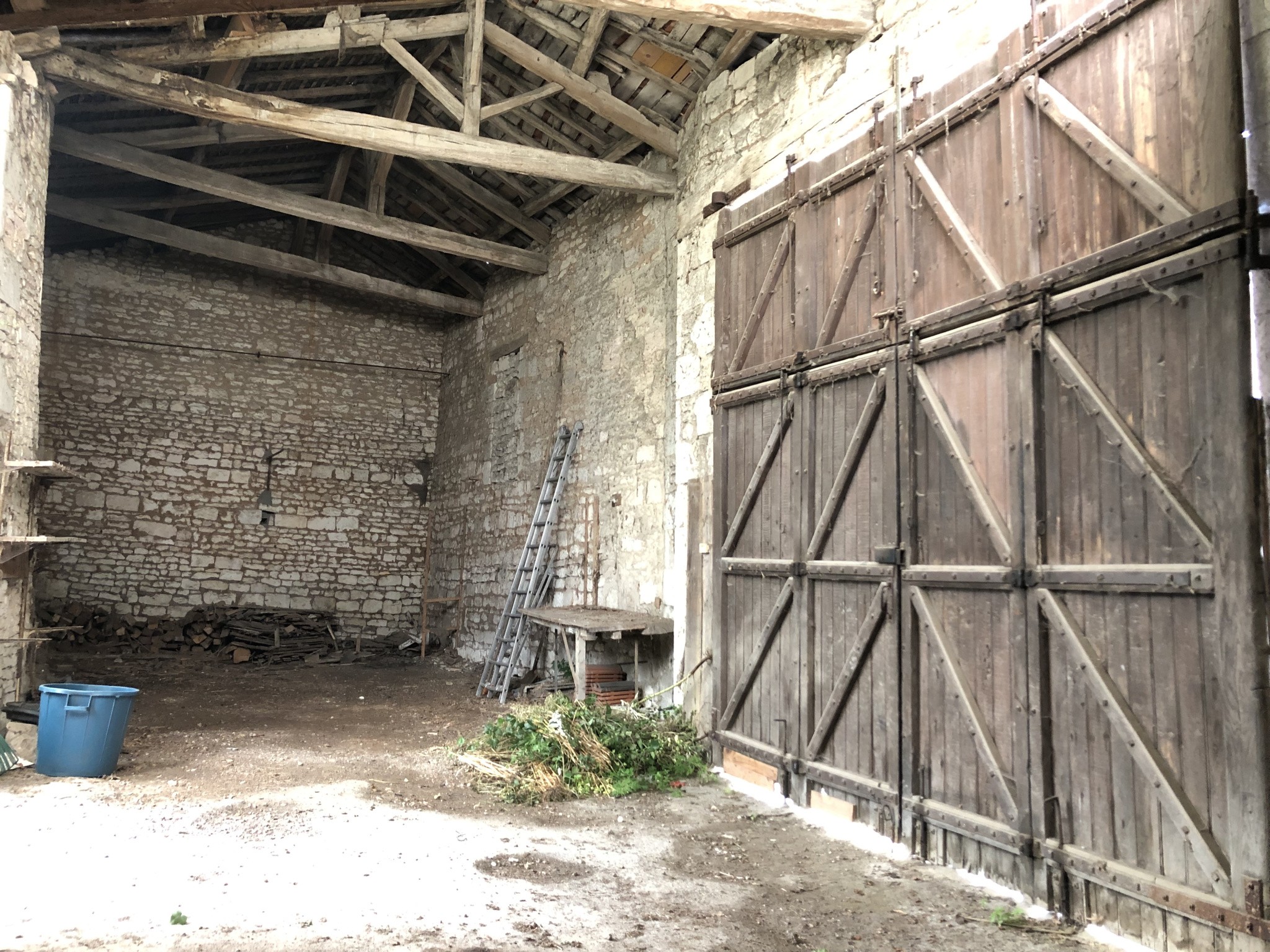 Mirebeau centre ville, jardin clos, grand hangar. — photo 10