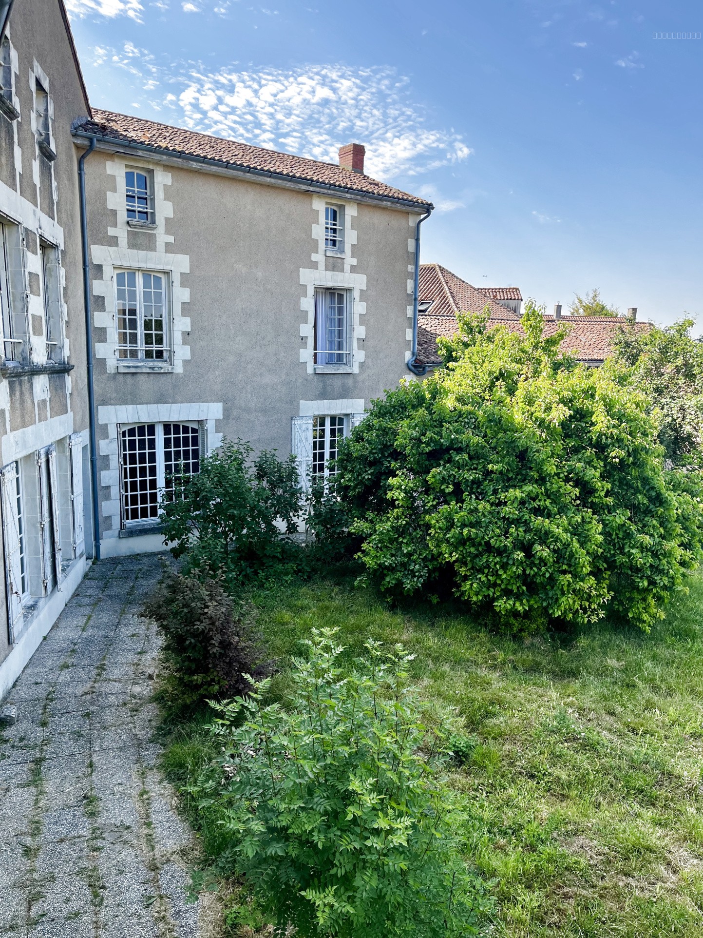 Maison à vendre à Mirebeau, 258 m², 7 pièces – photo 1 sur 16