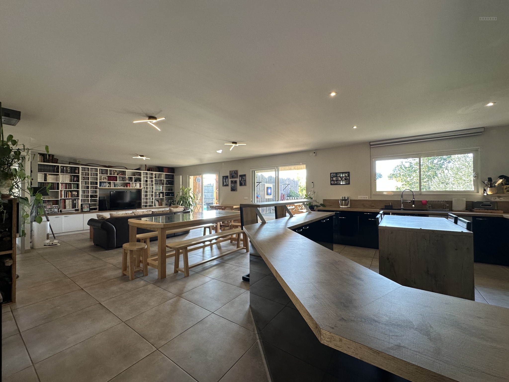 Maison contemporaine avec un grand atelier — photo 3