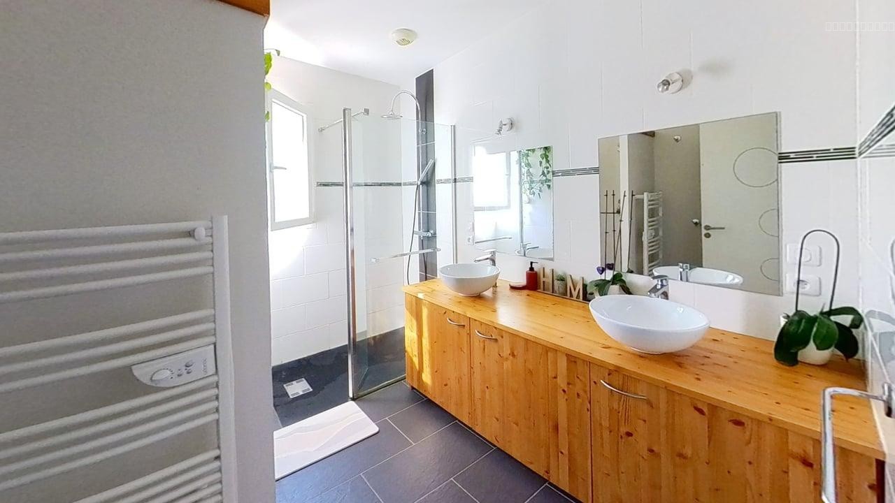 Maison contemporaine avec un grand atelier — photo 11
