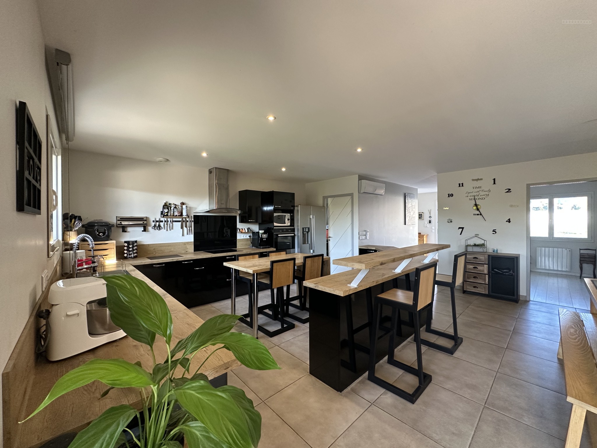 Maison contemporaine avec un grand atelier — photo 1