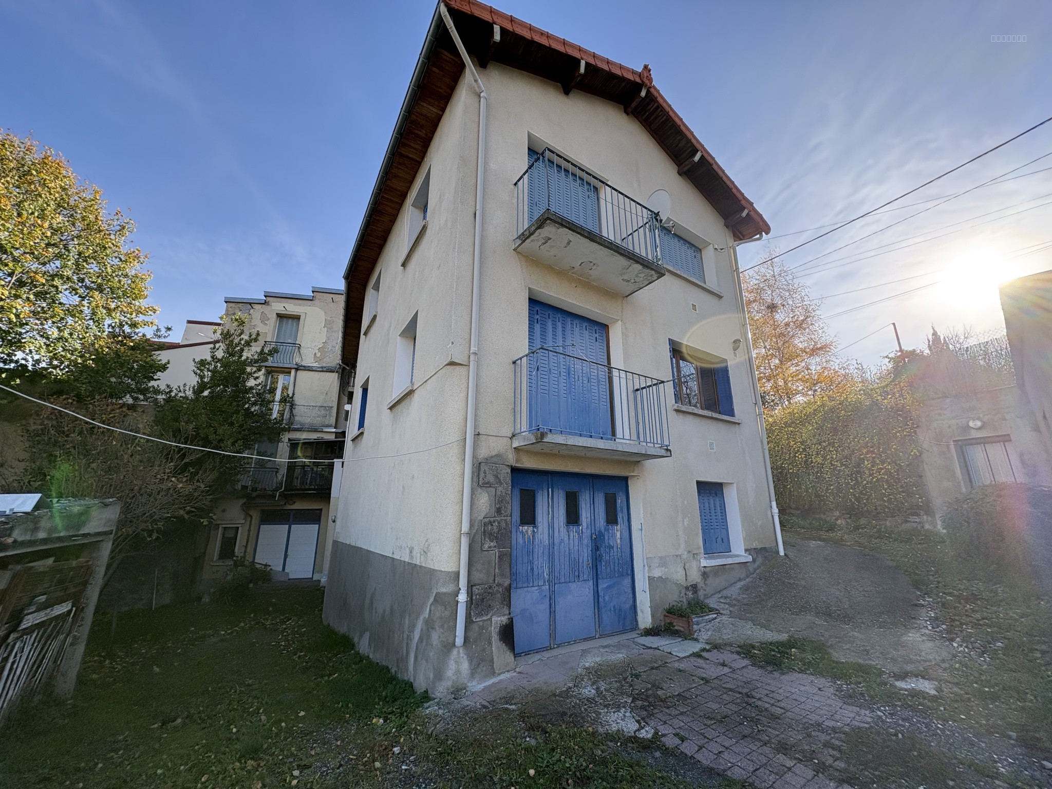 ROMAGNAT / MAISON DE VILLE A RÉNOVER / 3 CHS / GARAGE / ATELIER / JARDIN — photo 1