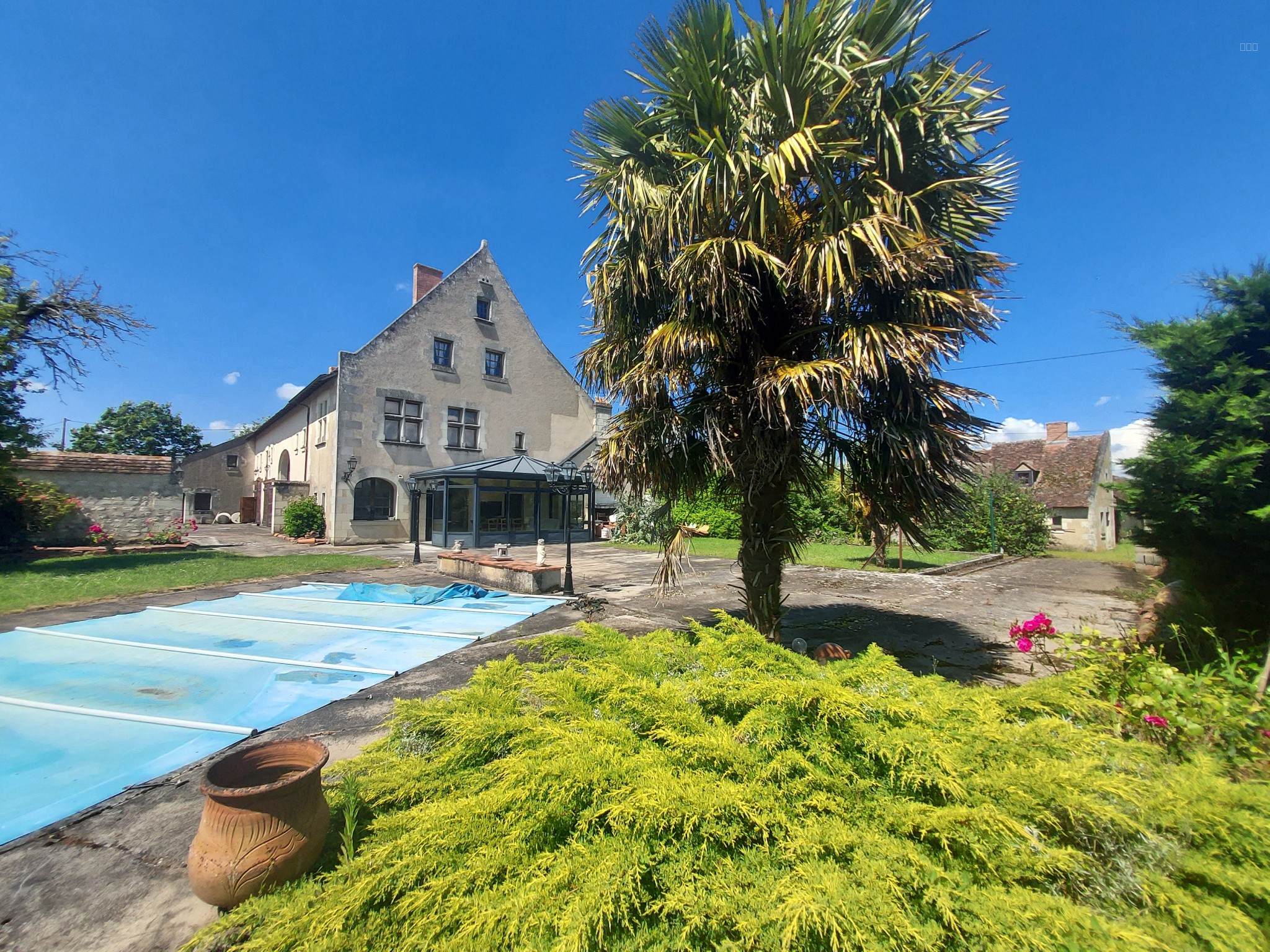 Bien immobilier à vendre à Courleon, 330 m², 11 pièces – photo 1 sur 20