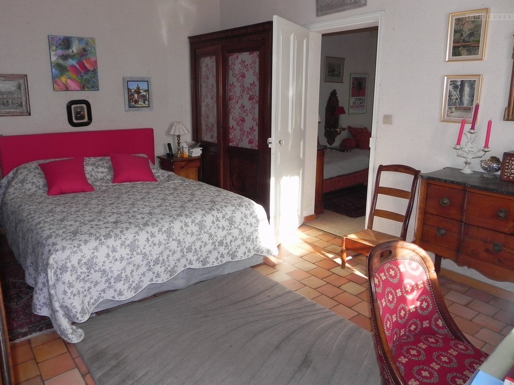 BOURGUEIL CENTRE   Maison Familiale avec Dépendances sur Parc Arboré de 3862 m2. — photo 5