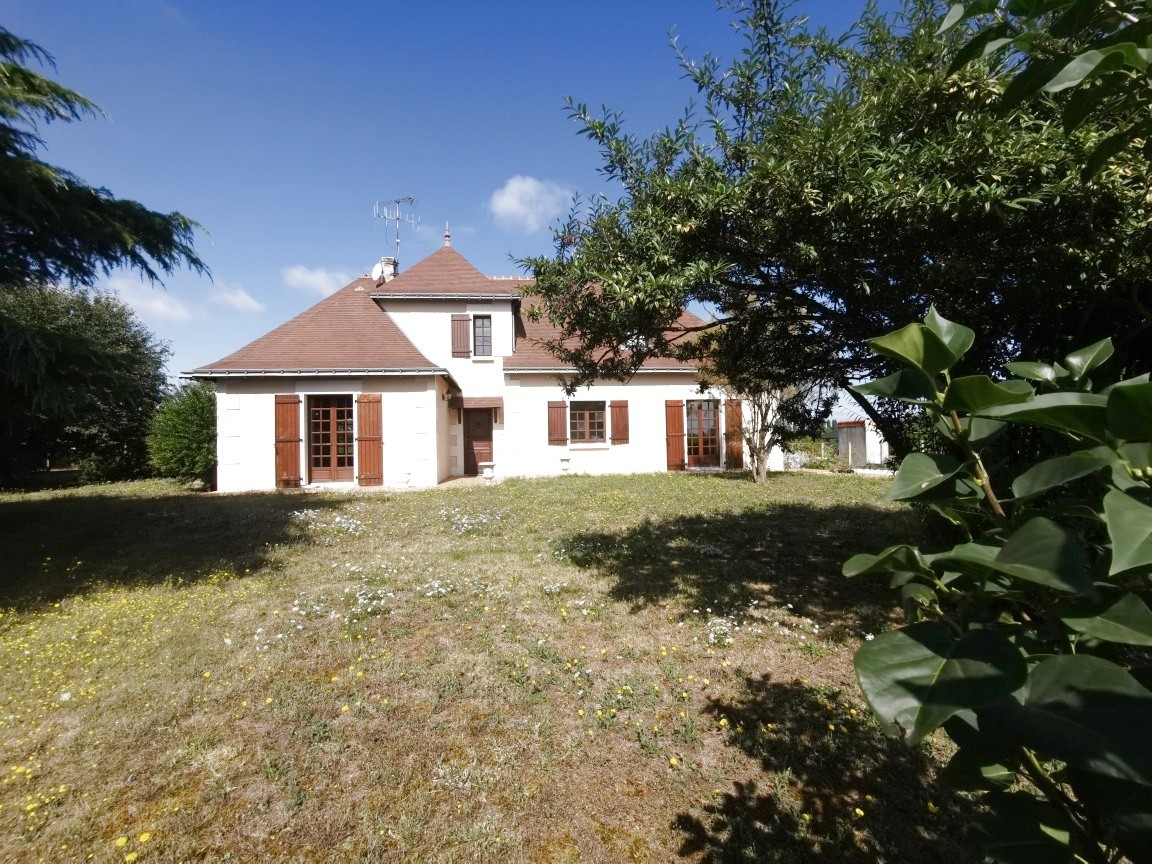 Maison à vendre à Loudun, 150 m², 5 pièces – photo 1 sur 11