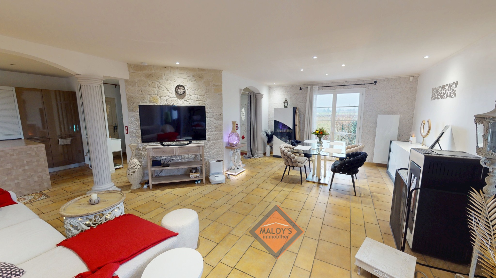 Viila de 2008 de 118m2 avec 3 chambres sur un terrain de 500m2 plat au coeur du joli village de Charentay — photo 3