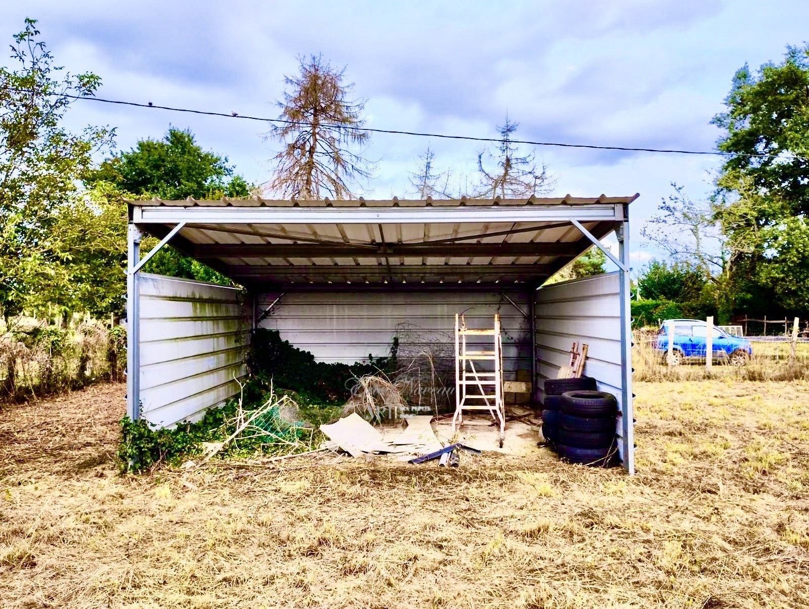 Bien à vendre à St medard de mussidan : abri ouvert avec structure métallique et pneus au sol