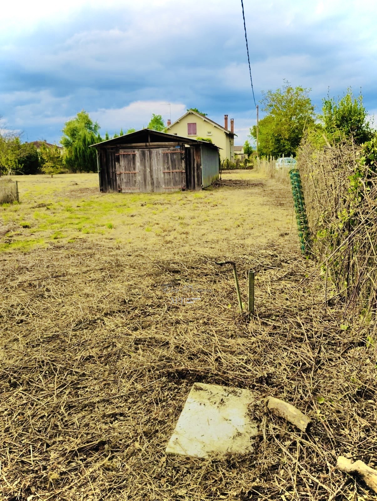 Bien à vendre à St medard de mussidan : espace extérieur avec un cabanon en bois et végétation