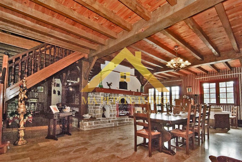 Maison à vendre à Caunes minervois : grande pièce avec plafond en bois et escalier