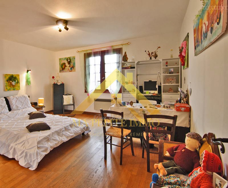 Maison à vendre à Caunes minervois : chambre lumineuse avec lit et espace bureau