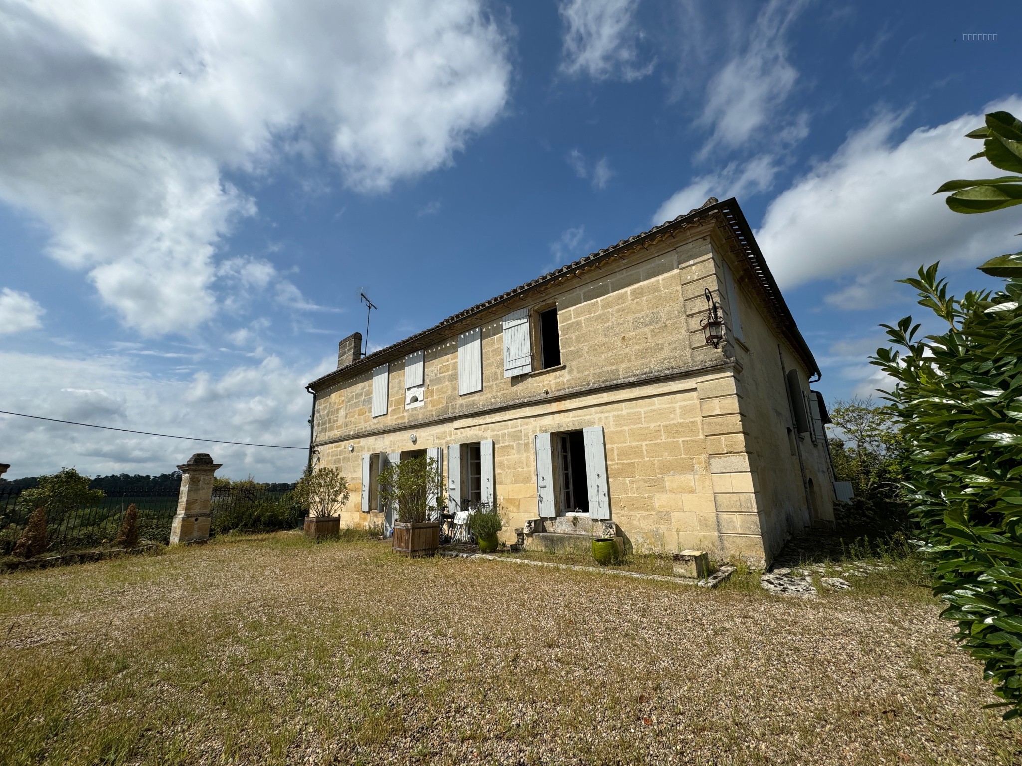 Bien immobilier à vendre à St genes de castillon, 270 m², 8 pièces – photo 1 sur 10
