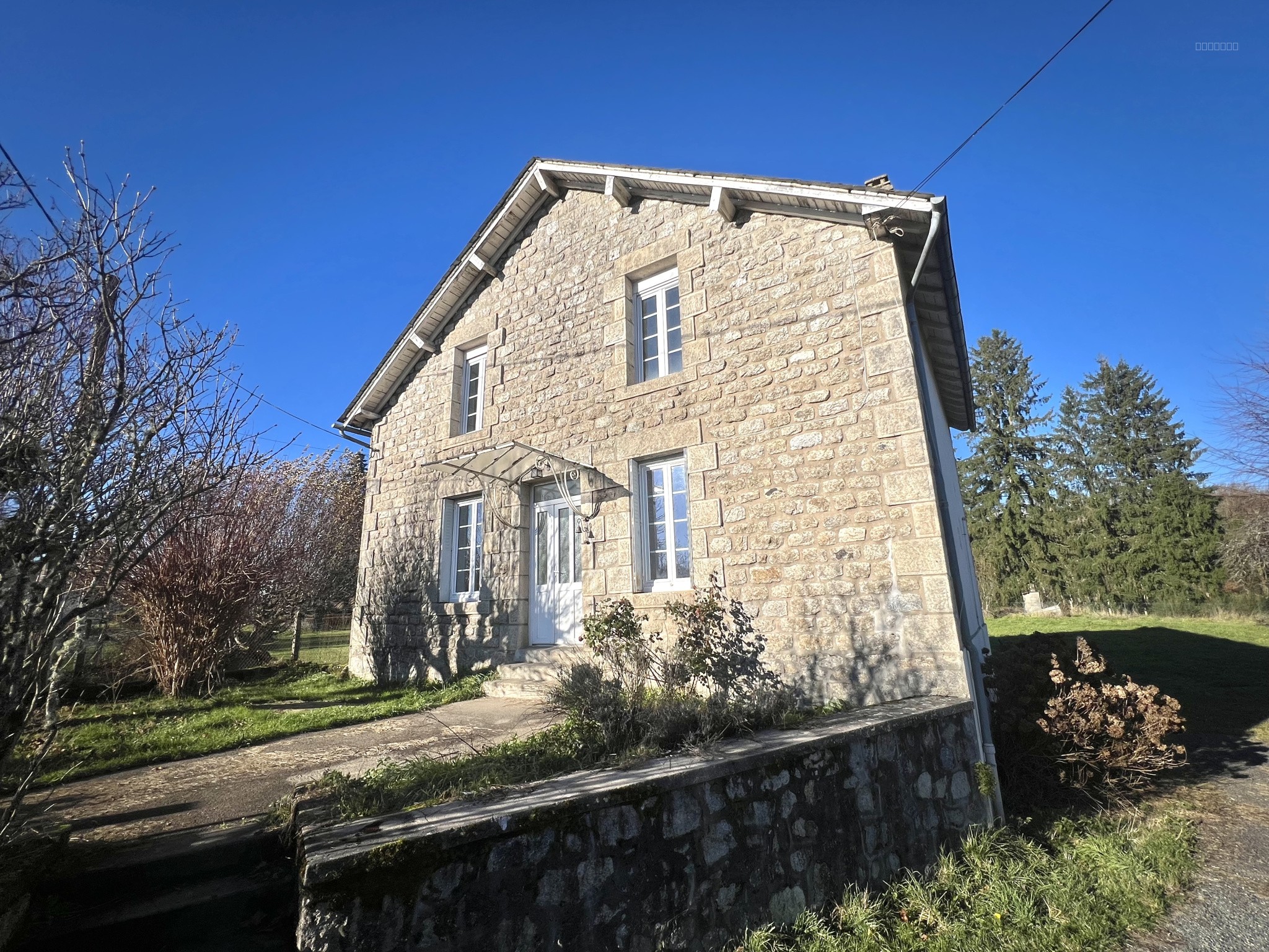 Bien immobilier à vendre à Moustier ventadour, 775 m², 4 pièces – photo 1 sur 8