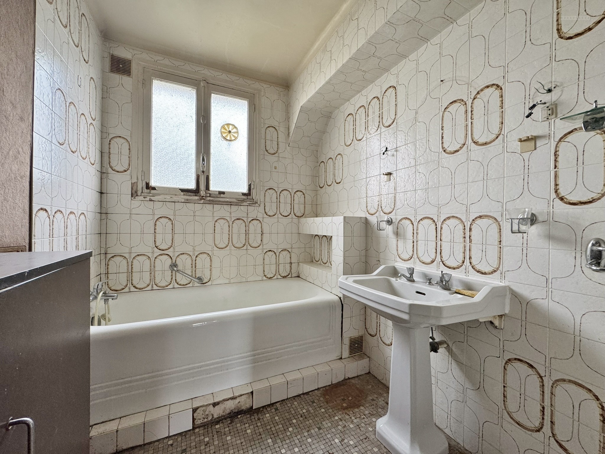 Appartement Etage Elévé avec Travaux. — photo 9