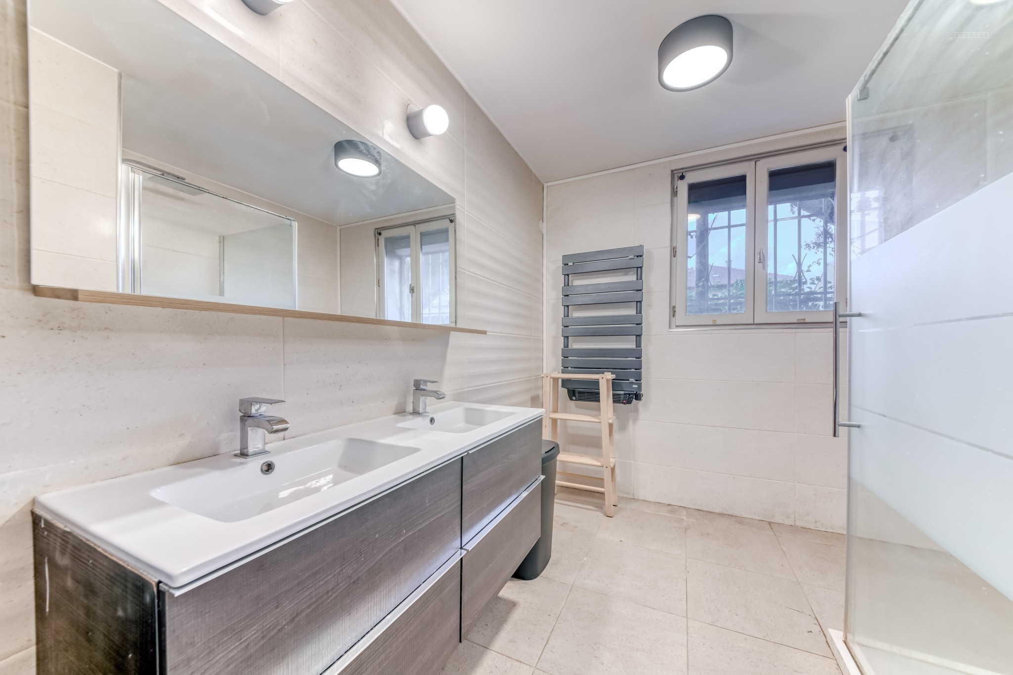 À vendre   Appartement avec jardin arboré, terrasse et garage   Vénissieux secteur Pasteur / Les Charreards — photo 5