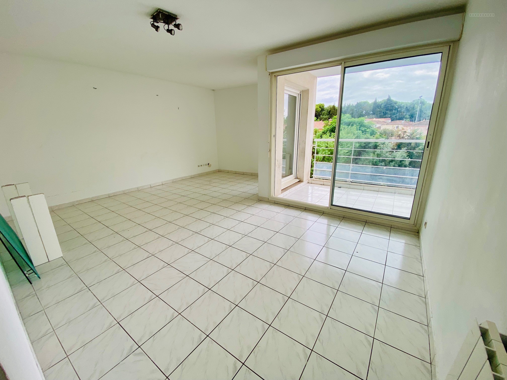 EXCLUSIVITE  MONTPELLIER   APPT T3 TRAVERSANT de 70m2 avec GRANDE TERRASSE EXPO SUD + PARKING SECURISE — photo 3