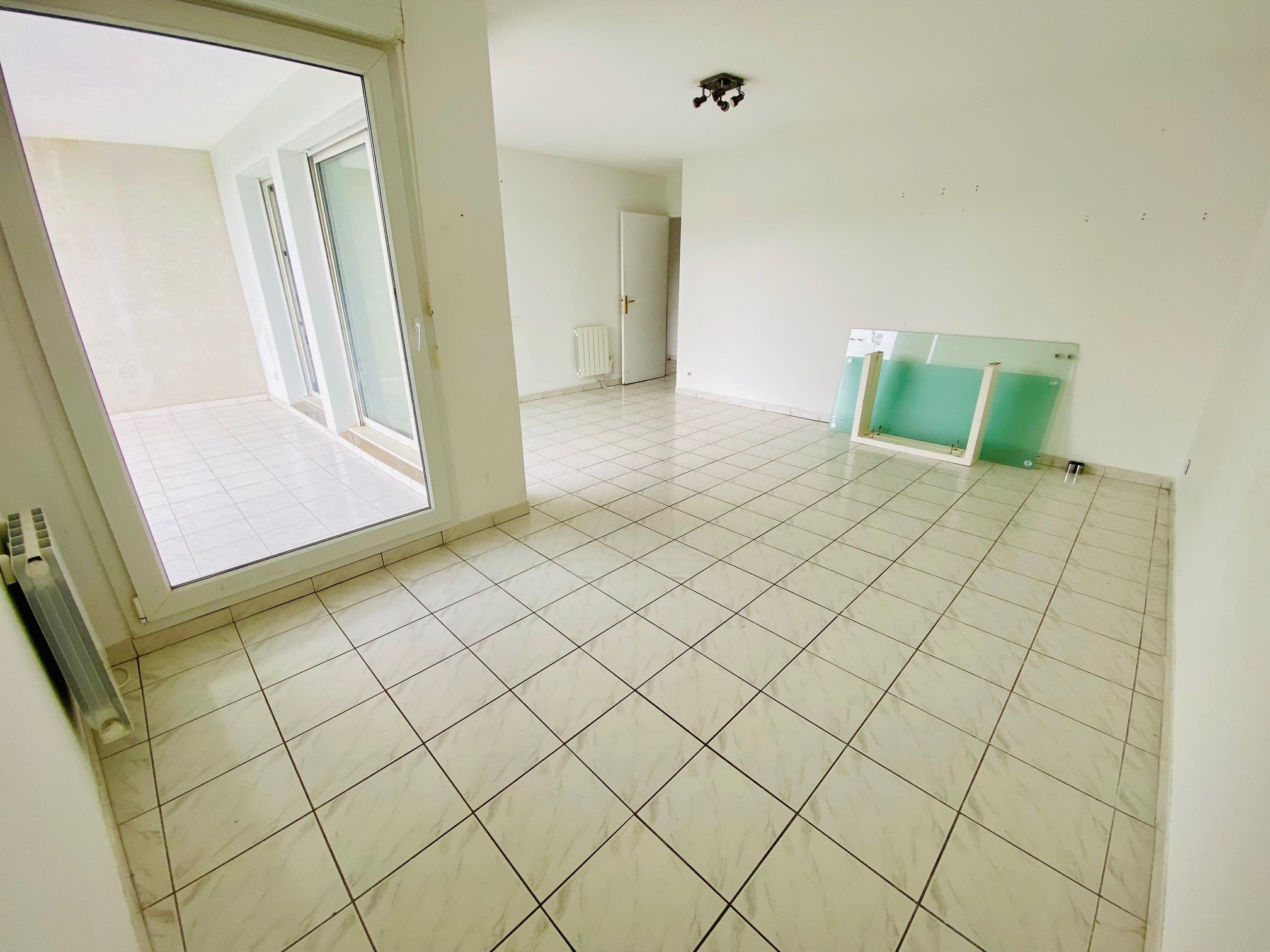 EXCLUSIVITE  MONTPELLIER   APPT T3 TRAVERSANT de 70m2 avec GRANDE TERRASSE EXPO SUD + PARKING SECURISE — photo 4